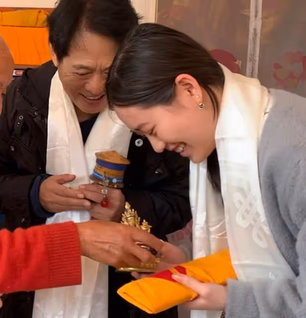 李連杰與妻女游尼泊爾，被利智緊摟肩膀太甜蜜，倆女兒美貌出眾