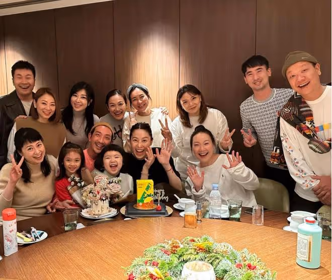 李燦森為妻子慶生，當眾擁吻太甜蜜，41歲愛妻高齡懷二胎狀態好