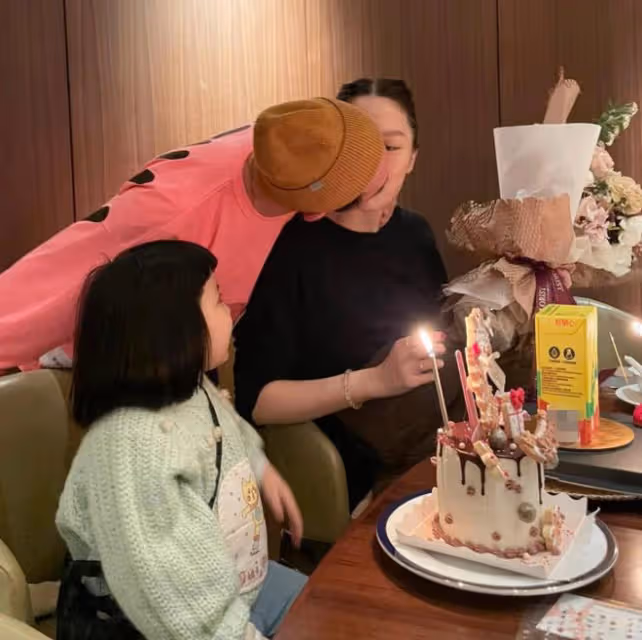 李燦森為妻子慶生，當眾擁吻太甜蜜，41歲愛妻高齡懷二胎狀態好