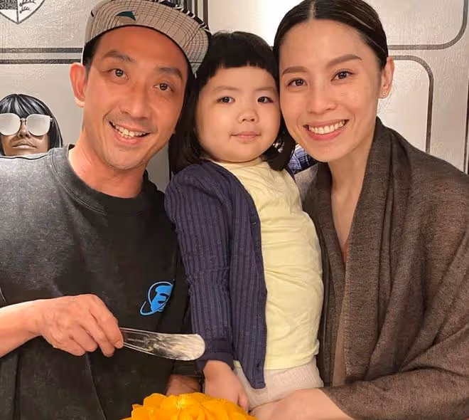 李燦森為妻子慶生，當眾擁吻太甜蜜，41歲愛妻高齡懷二胎狀態好
