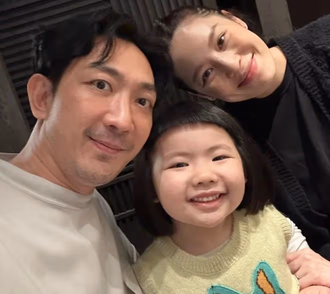李燦森為妻子慶生，當眾擁吻太甜蜜，41歲愛妻高齡懷二胎狀態好