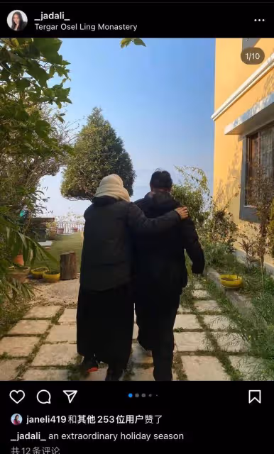 李連杰攜妻女拜訪佛學院，與倆女兒摟肩合影，步伐穩健精神好