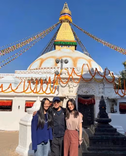 李連杰攜妻女拜訪佛學院，與倆女兒摟肩合影，步伐穩健精神好