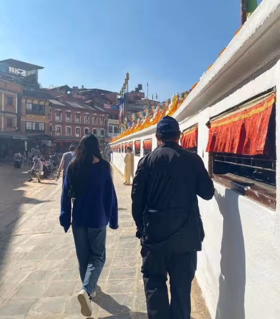 李連杰攜妻女拜訪佛學院，與倆女兒摟肩合影，步伐穩健精神好