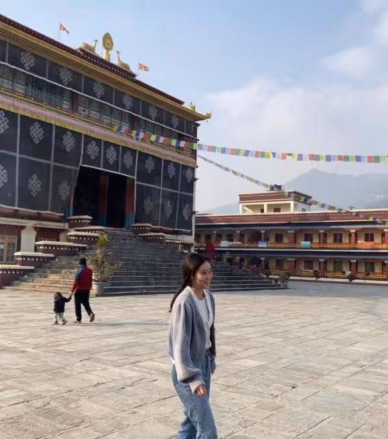 李連杰攜妻女拜訪佛學院，與倆女兒摟肩合影，步伐穩健精神好