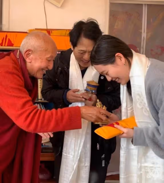 李連杰攜妻女拜訪佛學院，與倆女兒摟肩合影，步伐穩健精神好