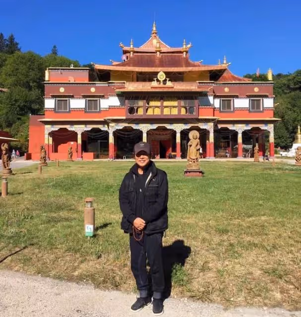 李連杰攜妻女拜訪佛學院，與倆女兒摟肩合影，步伐穩健精神好