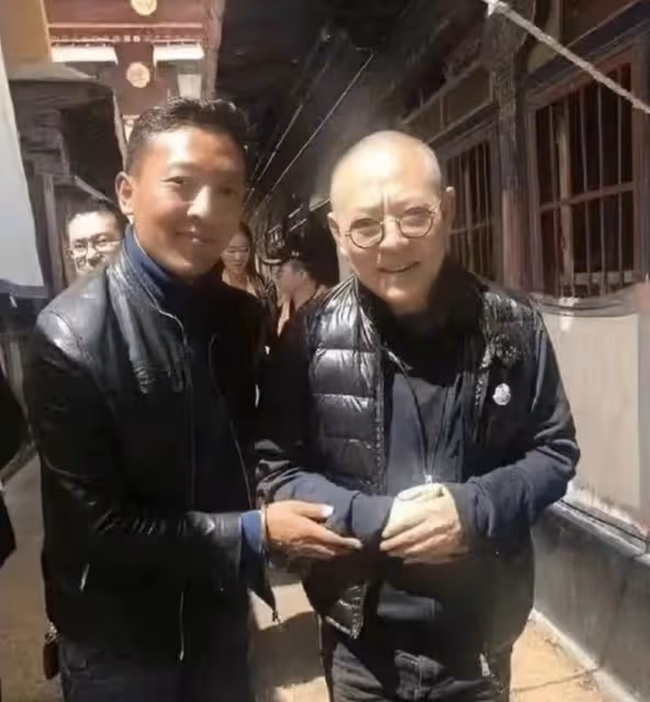 李連杰攜妻女拜訪佛學院，與倆女兒摟肩合影，步伐穩健精神好