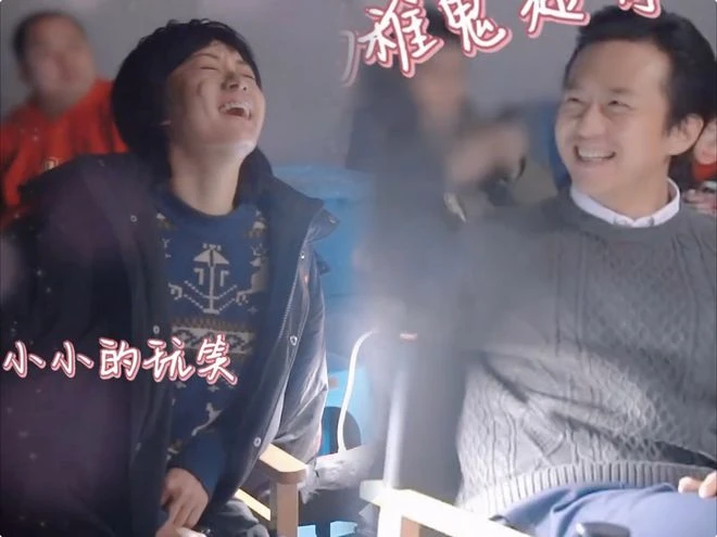 鄧超夫婦片場花絮曝光,鄧超逗孫儷開懷大笑,互相依偎合影互動甜