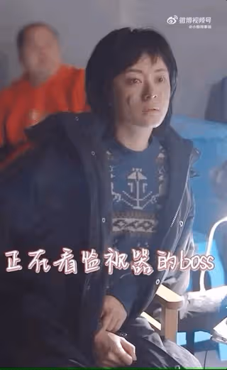 鄧超夫婦片場花絮曝光，鄧超逗孫儷開懷大笑，互相依偎合影互動甜