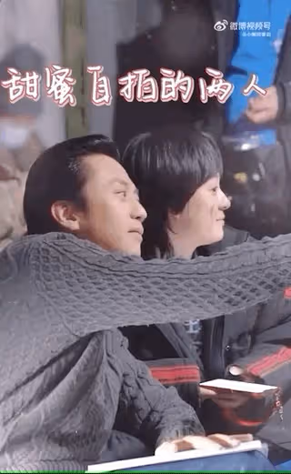 鄧超夫婦片場花絮曝光，鄧超逗孫儷開懷大笑，互相依偎合影互動甜