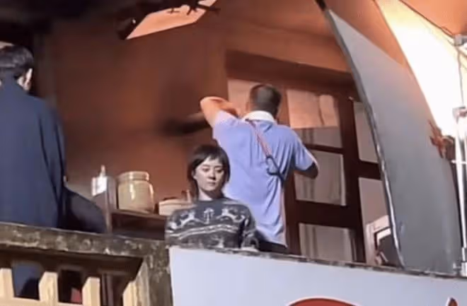 鄧超夫婦片場花絮曝光，鄧超逗孫儷開懷大笑，互相依偎合影互動甜