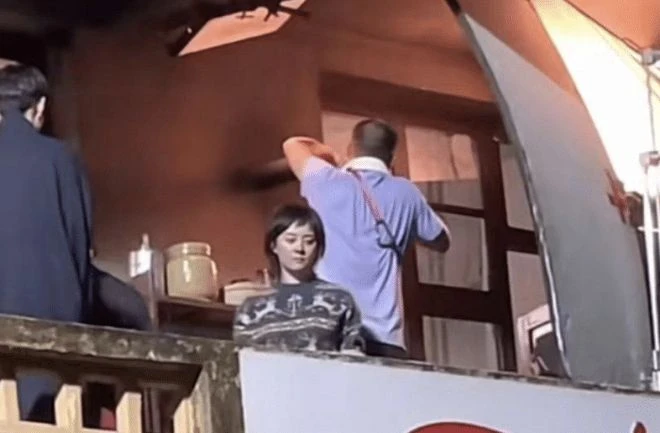 鄧超夫婦片場花絮曝光,鄧超逗孫儷開懷大笑,互相依偎合影互動甜