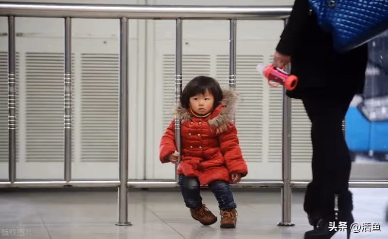 農村夫婦讓表姐帶女兒10餘年，表姐視為己出，女兒：我要留下來