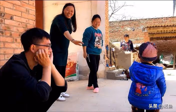 農村夫婦讓表姐帶女兒10餘年，表姐視為己出，女兒：我要留下來