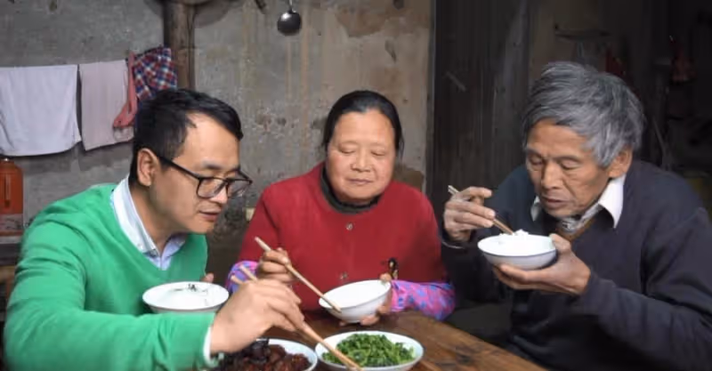 姑姑不想拿出賠償款，媽媽無奈嫁給小叔子，男孩懟姑姑：你不該管