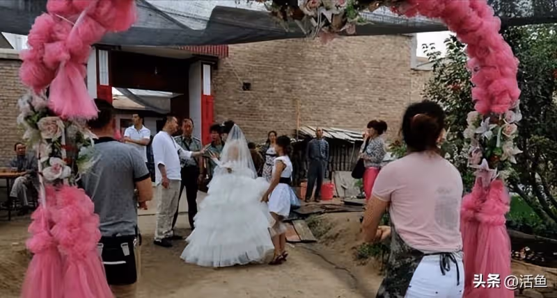 姑姑不想拿出賠償款,媽媽無奈嫁給小叔子,男孩懟姑姑:你不該管