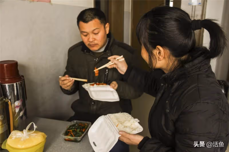 姑姑不想拿出賠償款,媽媽無奈嫁給小叔子,男孩懟姑姑:你不該管