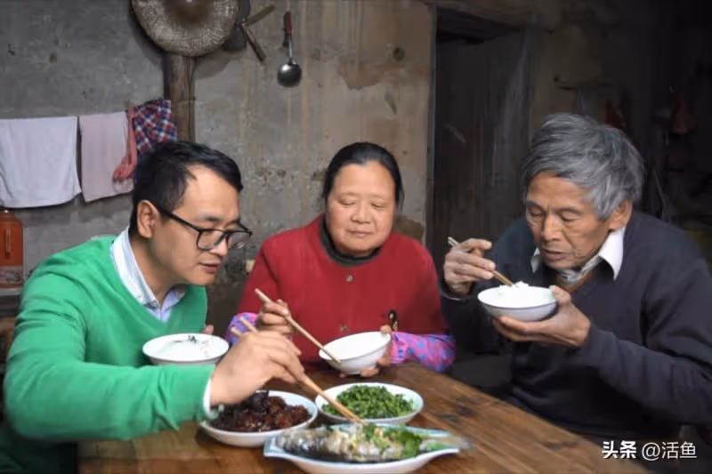 姑姑不想拿出賠償款,媽媽無奈嫁給小叔子,男孩懟姑姑:你不該管