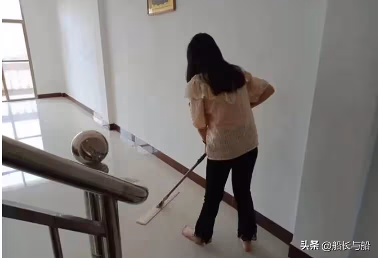 妻子每月給親媽800,卻只給婆婆200,丈夫大怒:以後各養各媽
