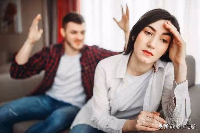 妻子每月給親媽800,卻只給婆婆200,丈夫大怒:以後各養各媽