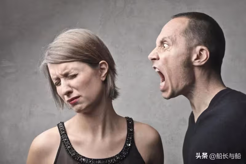孝順兒子請母親養老,每月還給700塊錢,母親怒斥:算盤打的真好