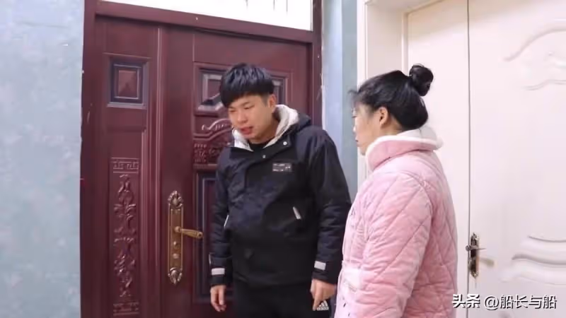 孝順兒子請母親養老，每月還給700塊錢，母親怒斥：算盤打的真好