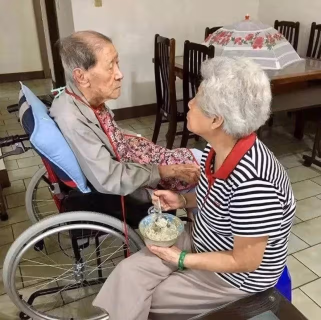 再婚5年後,新老伴給了我8萬,提出的要求讓我為難