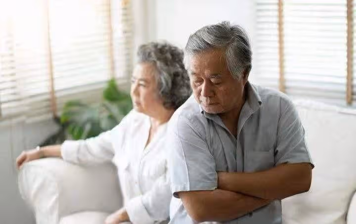 再婚5年後,新老伴給了我8萬,提出的要求讓我為難