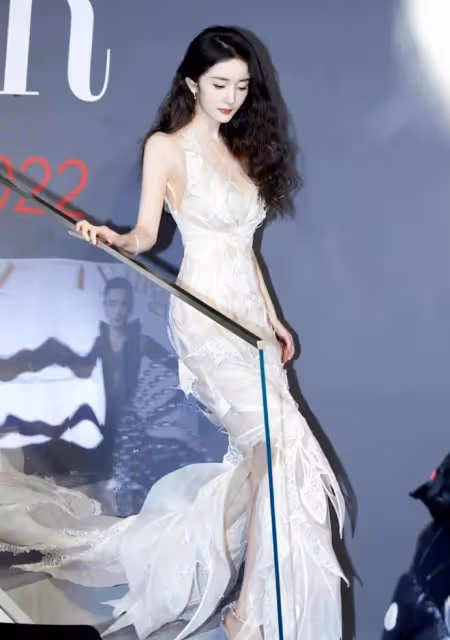 36歲還演偶像劇,捲入上億欠款風波,楊冪何時才能找准自己的定位