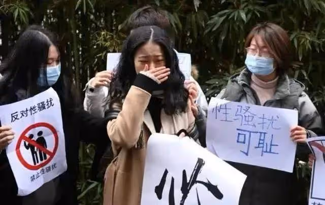 弦子疑遠遁美國,朱軍被證清白回央視,被耽誤的黃金4年誰來還