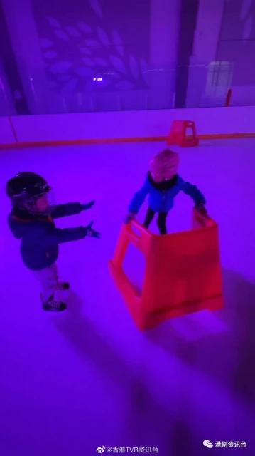 6歲貼心家姐全程傍實畫面溫馨！鍾嘉欣4歲仔溜冰勁可愛