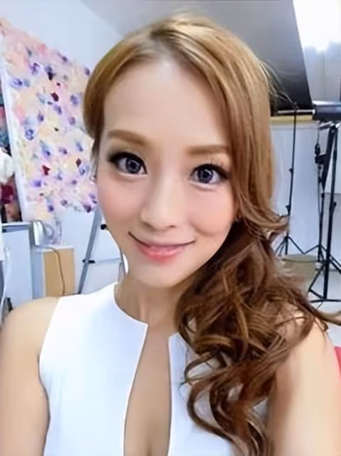 獲圈外人追求!限制級電影女星移居英國,曾經歷離婚及遭男友背叛