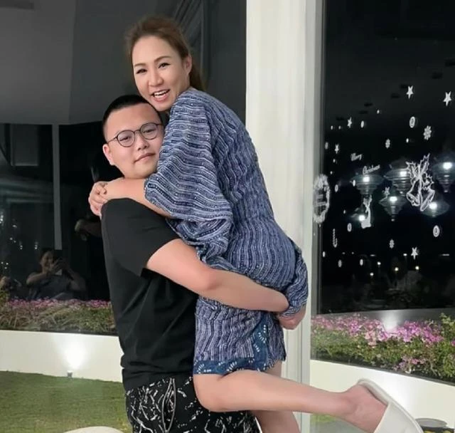 香港知名女星被兒子公主抱!前夫婚內出軌,凈身出戶當單親媽媽