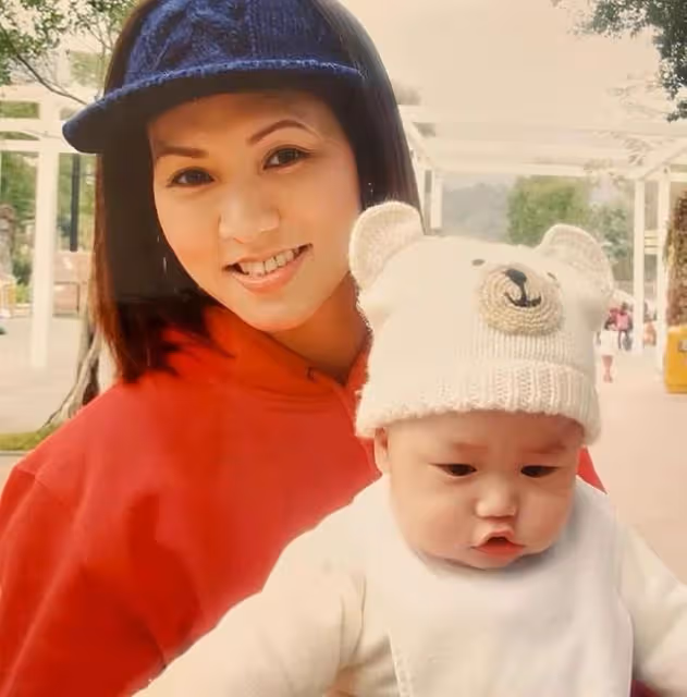 香港知名女星被兒子公主抱!前夫婚內出軌,凈身出戶當單親媽媽