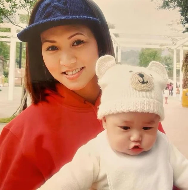 香港知名女星被兒子公主抱!前夫婚內出軌,凈身出戶當單親媽媽