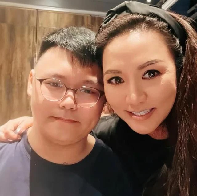 香港知名女星被兒子公主抱!前夫婚內出軌,凈身出戶當單親媽媽