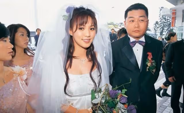 香港知名女星被兒子公主抱!前夫婚內出軌,凈身出戶當單親媽媽