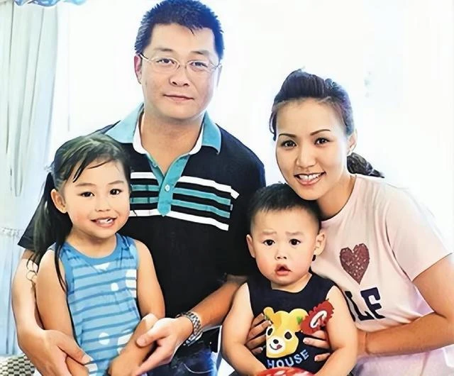 香港知名女星被兒子公主抱!前夫婚內出軌,凈身出戶當單親媽媽
