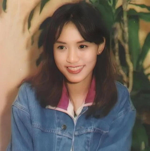 香港知名女星被兒子公主抱!前夫婚內出軌,凈身出戶當單親媽媽