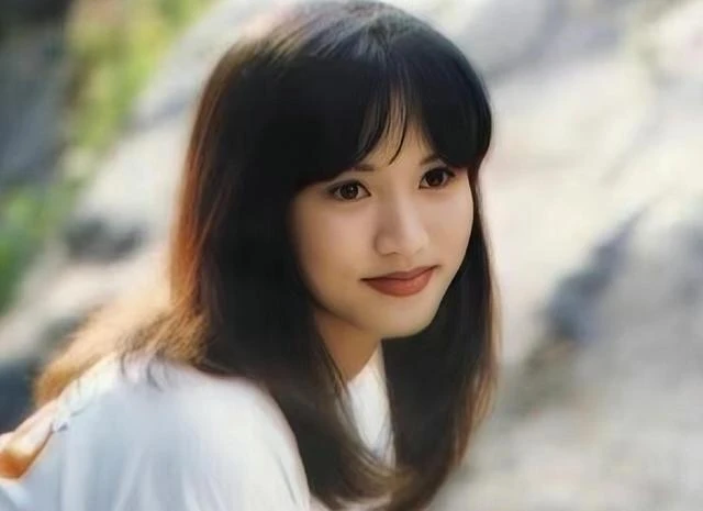 香港知名女星被兒子公主抱!前夫婚內出軌,凈身出戶當單親媽媽