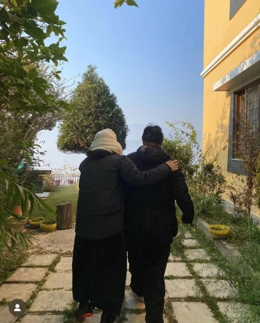 59歲李連杰帶妻女國外修行,皺紋發福老到認不出,拜大師模樣虔誠
