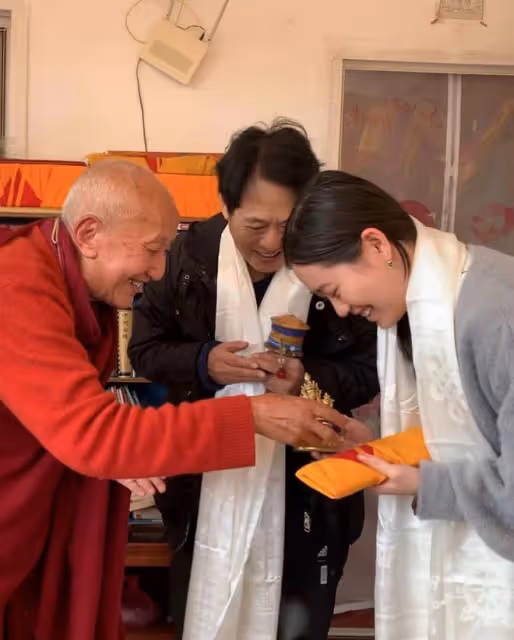 59歲李連杰帶妻女國外修行,皺紋發福老到認不出,拜大師模樣虔誠