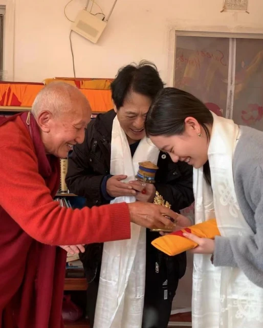 59歲李連杰帶妻女國外修行,皺紋發福老到認不出,拜大師模樣虔誠