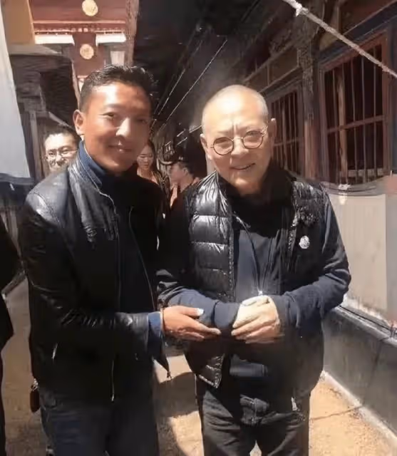 59歲李連杰帶妻女國外修行,皺紋發福老到認不出,拜大師模樣虔誠