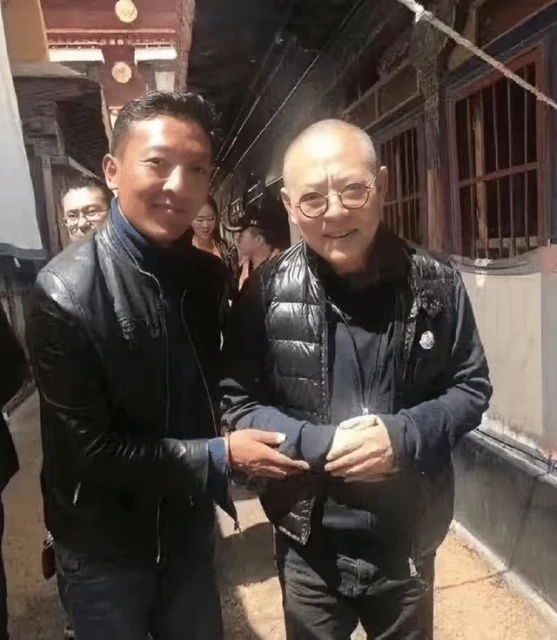 59歲李連杰帶妻女國外修行,皺紋發福老到認不出,拜大師模樣虔誠