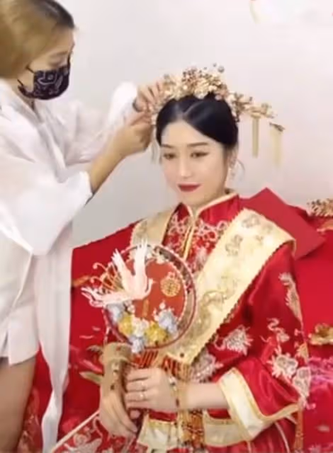 恭喜!32歲童星穿中式婚服出嫁,戴金色發冠顯貴氣,稱嫁給了愛情