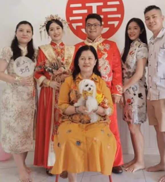 恭喜!32歲童星穿中式婚服出嫁,戴金色發冠顯貴氣,稱嫁給了愛情