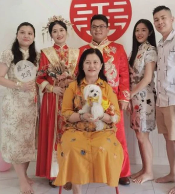 恭喜！32歲童星穿中式婚服出嫁，戴金色發冠顯貴氣，稱嫁給了愛情