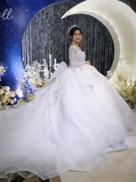 恭喜!32歲童星穿中式婚服出嫁,戴金色發冠顯貴氣,稱嫁給了愛情